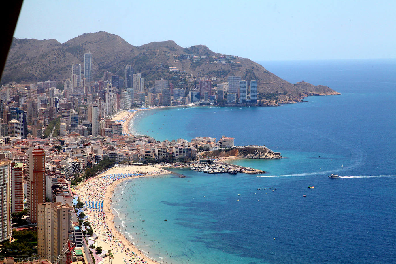 El Intempo es el rey de los rascacielos de Benidorm. El edificio es el residencial más alto de Europa, con dos torres de 198 metros cada una. Cuenta con 256 viviendas repartidas en un total de 45 plantas. Está coronado por un icónico diamante, comprendido entre las plantas 38 y 45 , que alberga unas exclusivas viviendas totalmente exteriores de nivel superior. 