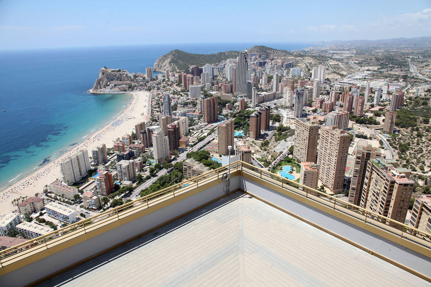 El Intempo es el rey de los rascacielos de Benidorm. El edificio es el residencial más alto de Europa, con dos torres de 198 metros cada una. Cuenta con 256 viviendas repartidas en un total de 45 plantas. Está coronado por un icónico diamante, comprendido entre las plantas 38 y 45 , que alberga unas exclusivas viviendas totalmente exteriores de nivel superior. 