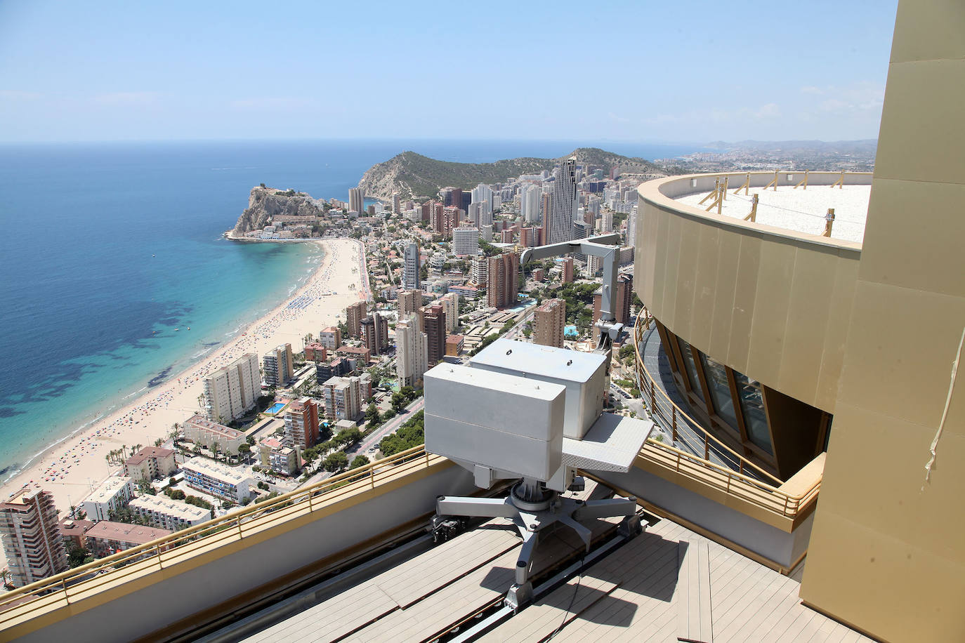 El Intempo es el rey de los rascacielos de Benidorm. El edificio es el residencial más alto de Europa, con dos torres de 198 metros cada una. Cuenta con 256 viviendas repartidas en un total de 45 plantas. Está coronado por un icónico diamante, comprendido entre las plantas 38 y 45 , que alberga unas exclusivas viviendas totalmente exteriores de nivel superior. 