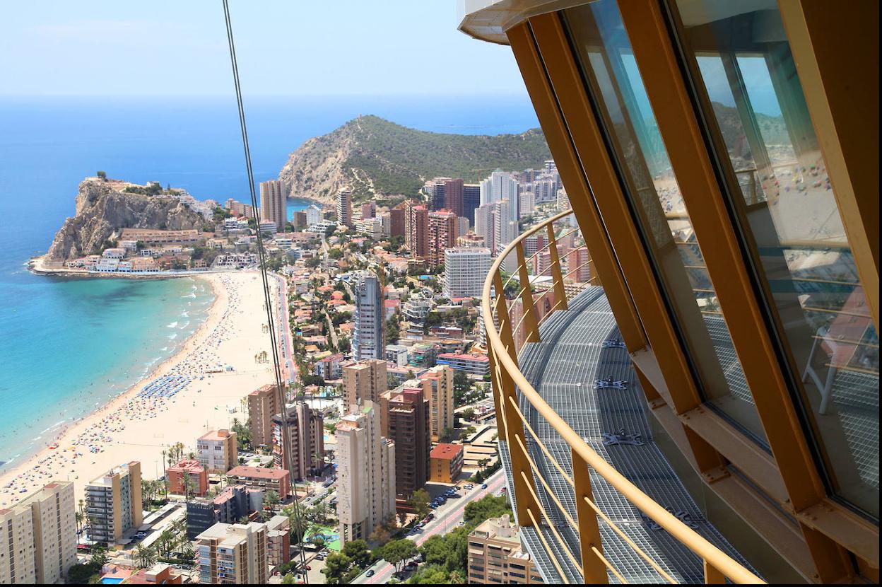 Vistas a la playa desde uno de los apartamentos del edificio Intempo.