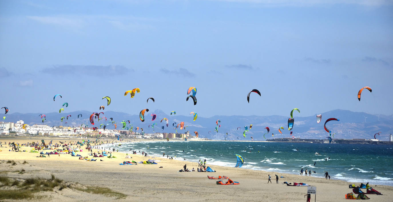 Por fin ha llegado el ansiado verano, y con las altas temperaturas que caracterizan España en esta época del año, se hace indispensable visitar el mar para conseguir librase del calor. Sin embargo, no siempre es una buena idea, ya que muchas veces la difícil accesibilidad y la dificultad para encontrar aparcamiento desaniman a cualquiera. Por esto, Parclick ha creado una aplicación para poder reservar aparcamiento cerca de las playas de estas 8 ciudades.