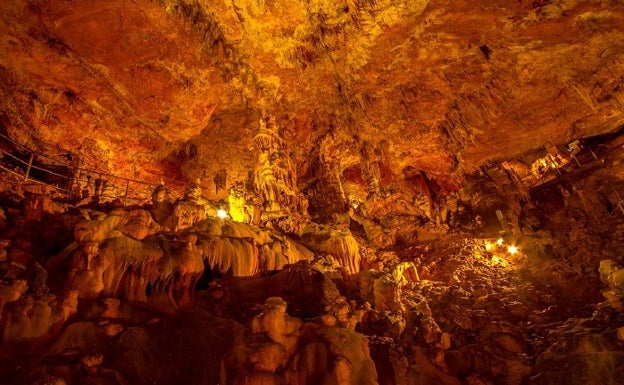 El interior de la Cueva del Rull. 