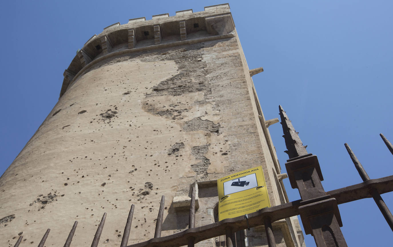 Siete de los edificios más representativos de Valencia, como es el caso de la Lonja de Mercaderes, las torres de Quart y las de Serranos; el Almudín, las Reales Atarazanas próximas a la avenida del Puerto; el palacio de Cervelló y el Museo de la Ciudad, ya cuentan con las necesarias cámaras de vigilancia para proteger el patrimonio y evitar nuevos actos vandálicos, pero los carteles que advierten de que la zona está vigilada y que se está grabando siguen sin retirarse de las fachadas o rejas sobre las que se ha colocado, a pesar de tratarse de edificios protegidos.