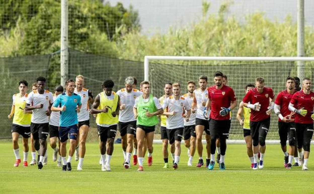 La plantilla del Valencia se ejercita en Oliva. 