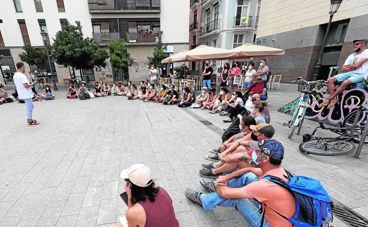 Asamblea de medio centenar de profesionales de las artes escénicas el pasado jueves, donde pidieron la dimisión de Abel Guarinos. 