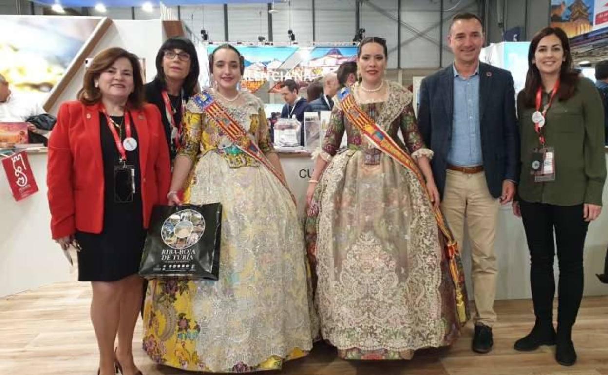 El alcalde, Robert Raga, con las representantes falleras en Fitur. 