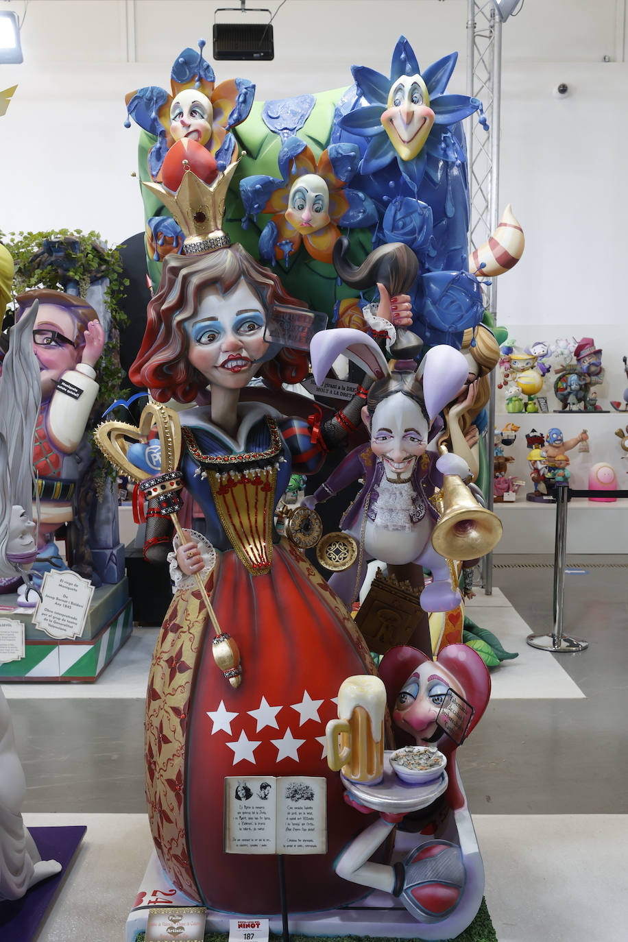 La Exposición del Ninot 2021 vuelve a Valencia un año y medio después, tras la suspensión de las Fallas de 2020 y el aplazamiento de las de 2021 a causa de la pandemia de coronavirus. Las creaciones de los artistas falleros se encuentran en La Base de La Marina de Valencia, donde se ubicará este año la muestra cultural, debido a que el Museu de les Ciències -su emplazamiento habitual- está habilitado como centro de vacunación.