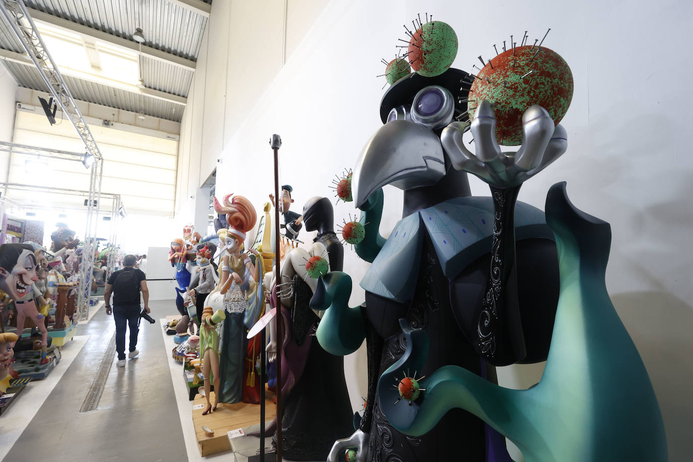 La Exposición del Ninot 2021 vuelve a Valencia un año y medio después, tras la suspensión de las Fallas de 2020 y el aplazamiento de las de 2021 a causa de la pandemia de coronavirus. Las creaciones de los artistas falleros se encuentran en La Base de La Marina de Valencia, donde se ubicará este año la muestra cultural, debido a que el Museu de les Ciències -su emplazamiento habitual- está habilitado como centro de vacunación.