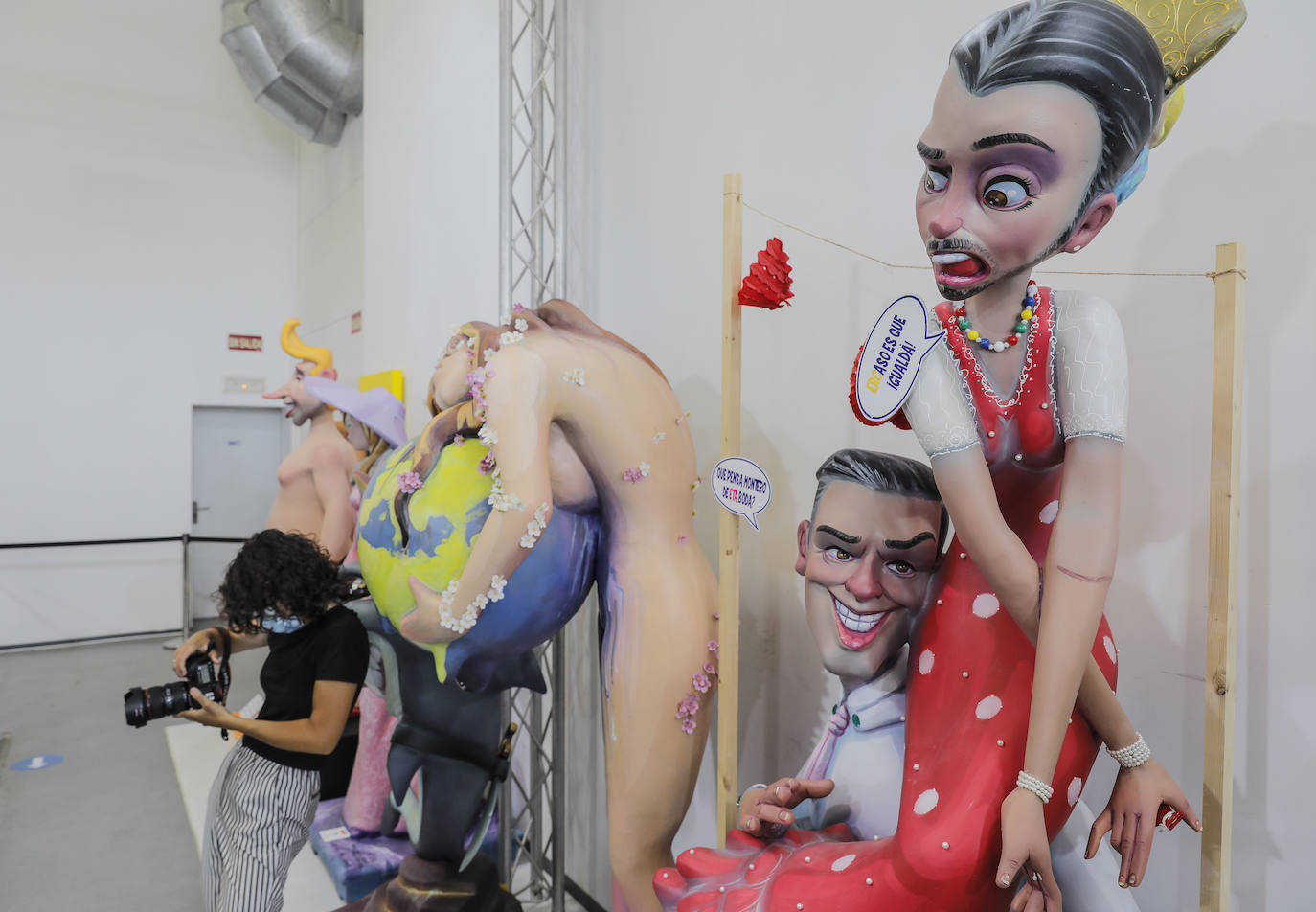 La Exposición del Ninot 2021 vuelve a Valencia un año y medio después, tras la suspensión de las Fallas de 2020 y el aplazamiento de las de 2021 a causa de la pandemia de coronavirus. Las creaciones de los artistas falleros se encuentran en La Base de La Marina de Valencia, donde se ubicará este año la muestra cultural, debido a que el Museu de les Ciències -su emplazamiento habitual- está habilitado como centro de vacunación.