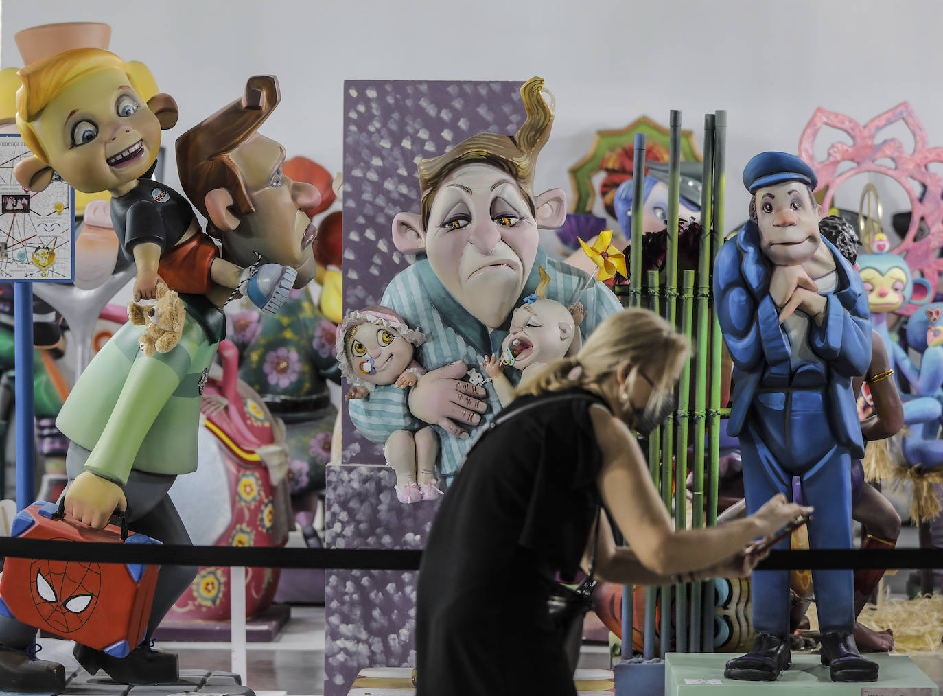 La Exposición del Ninot 2021 vuelve a Valencia un año y medio después, tras la suspensión de las Fallas de 2020 y el aplazamiento de las de 2021 a causa de la pandemia de coronavirus. Las creaciones de los artistas falleros se encuentran en La Base de La Marina de Valencia, donde se ubicará este año la muestra cultural, debido a que el Museu de les Ciències -su emplazamiento habitual- está habilitado como centro de vacunación.