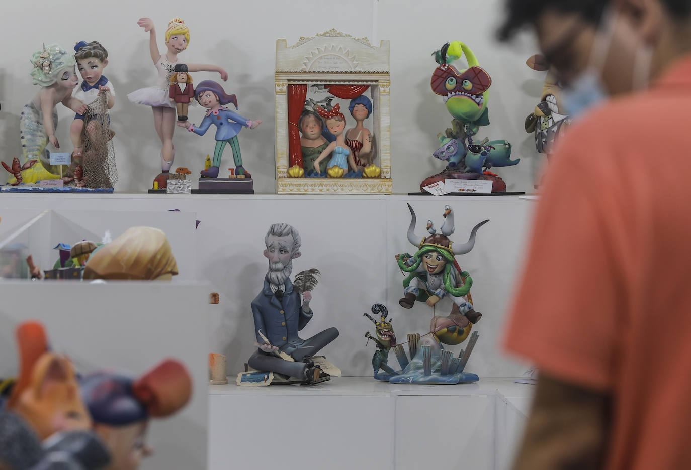 La Exposición del Ninot 2021 vuelve a Valencia un año y medio después, tras la suspensión de las Fallas de 2020 y el aplazamiento de las de 2021 a causa de la pandemia de coronavirus. Las creaciones de los artistas falleros se encuentran en La Base de La Marina de Valencia, donde se ubicará este año la muestra cultural, debido a que el Museu de les Ciències -su emplazamiento habitual- está habilitado como centro de vacunación.