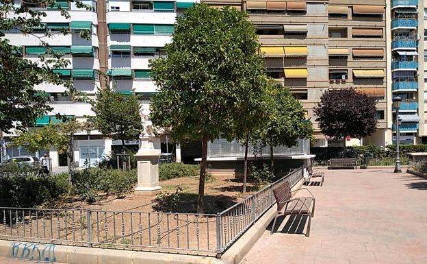 El jardín está situado entre las calles Xiva y Tres Forques. 