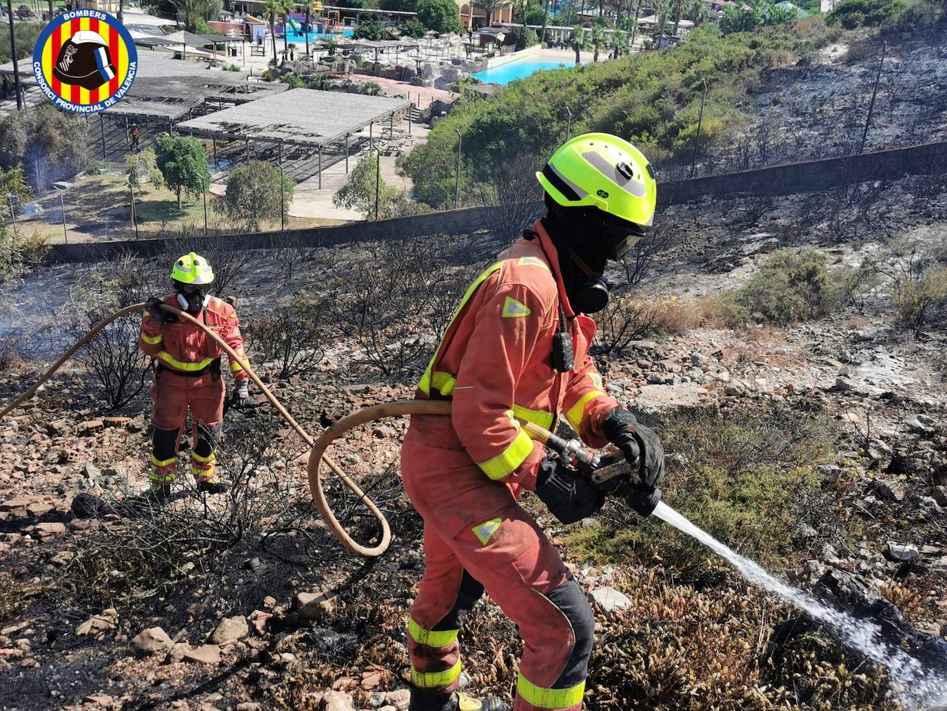 Un incendio en una zona de matorral ha obligado a desalojar este sábado 17 de julio a 1.400 personas del parque Aquópolis de Cullera. 