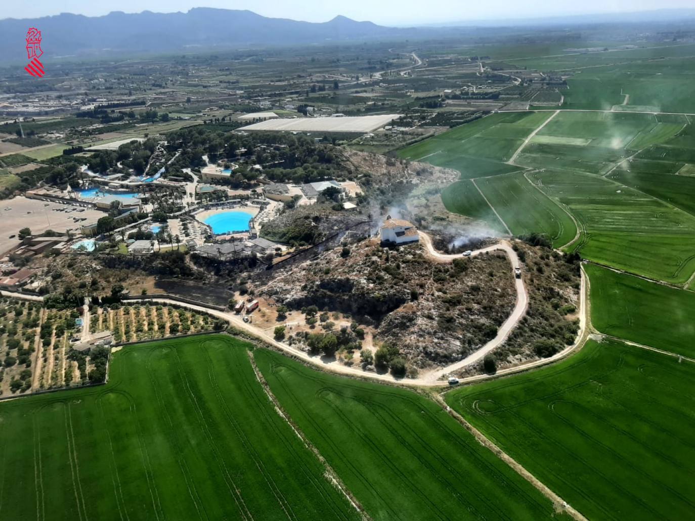 Un incendio en una zona de matorral ha obligado a desalojar este sábado 17 de julio a 1.400 personas del parque Aquópolis de Cullera. 