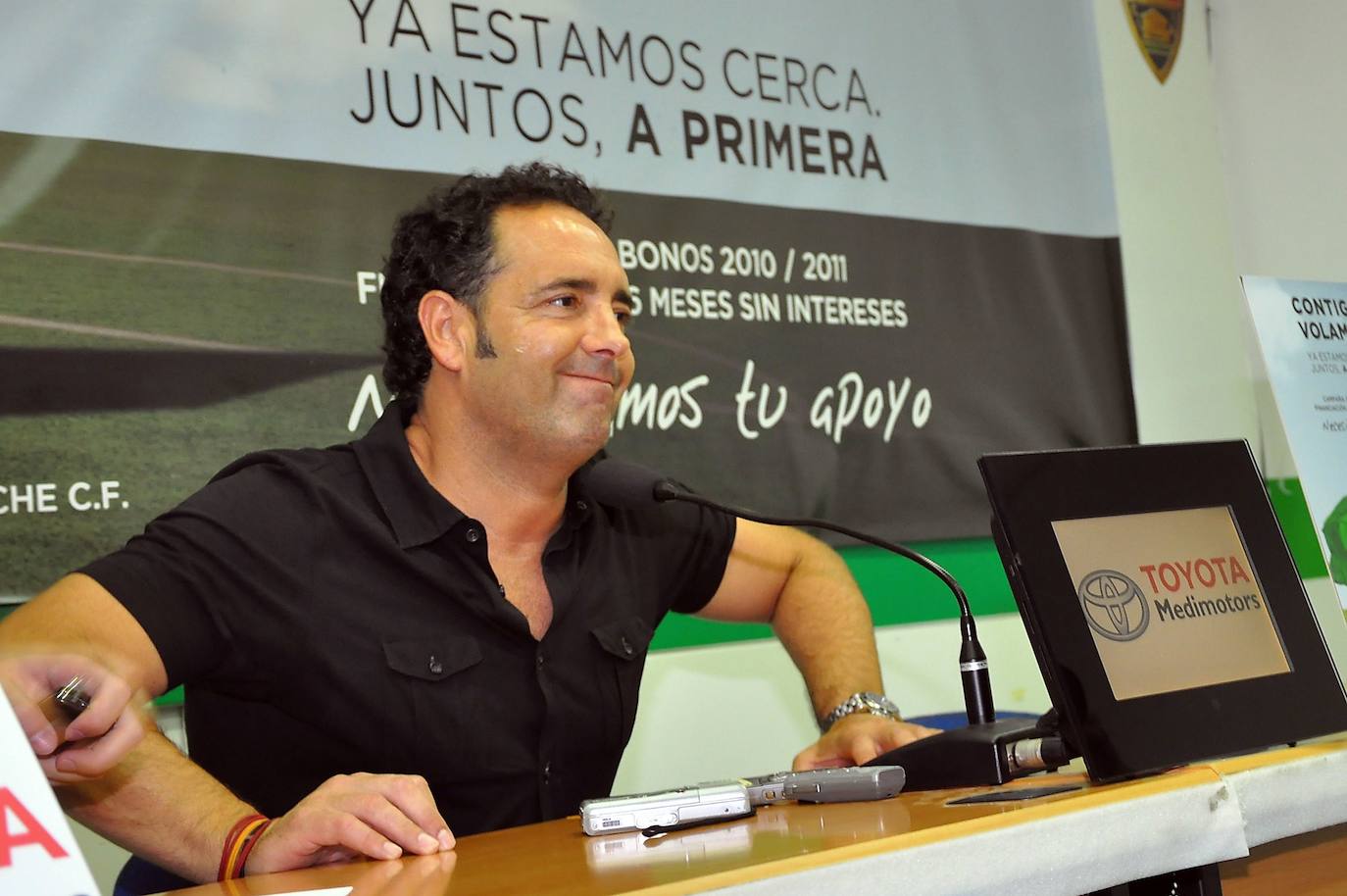 2010. Bordalás, en rueda de prensa cuando era entrenador del Elche, con la aspiración de ascenso a Primera. 