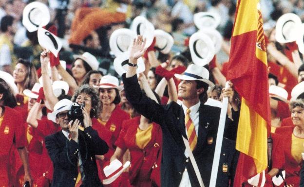 El Rey Felipe VI porta la bandera nacional en los Juegos Olímpicos de Barcelona 92.