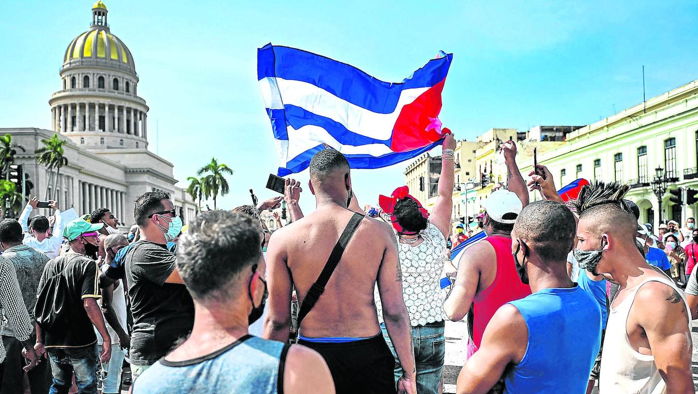 Ante el Capitolio. Miles de cubanos se concentaron hace una semana para protestar por la situación que vive la isla.