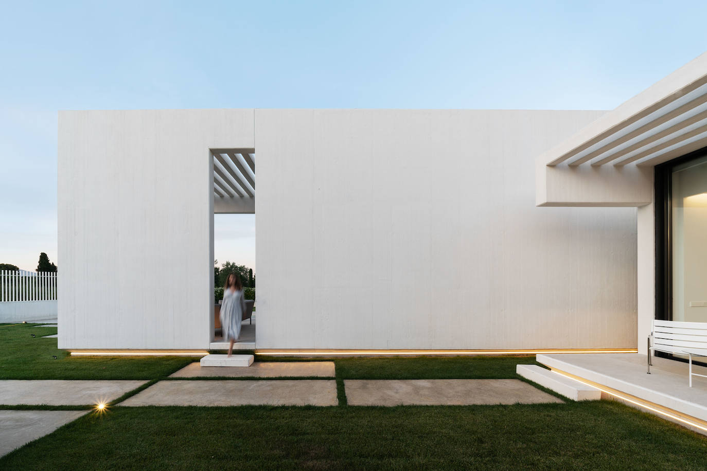 Hormigón blanco, aluminio y cristal, son los únicos elementos constructivos de la vivienda.