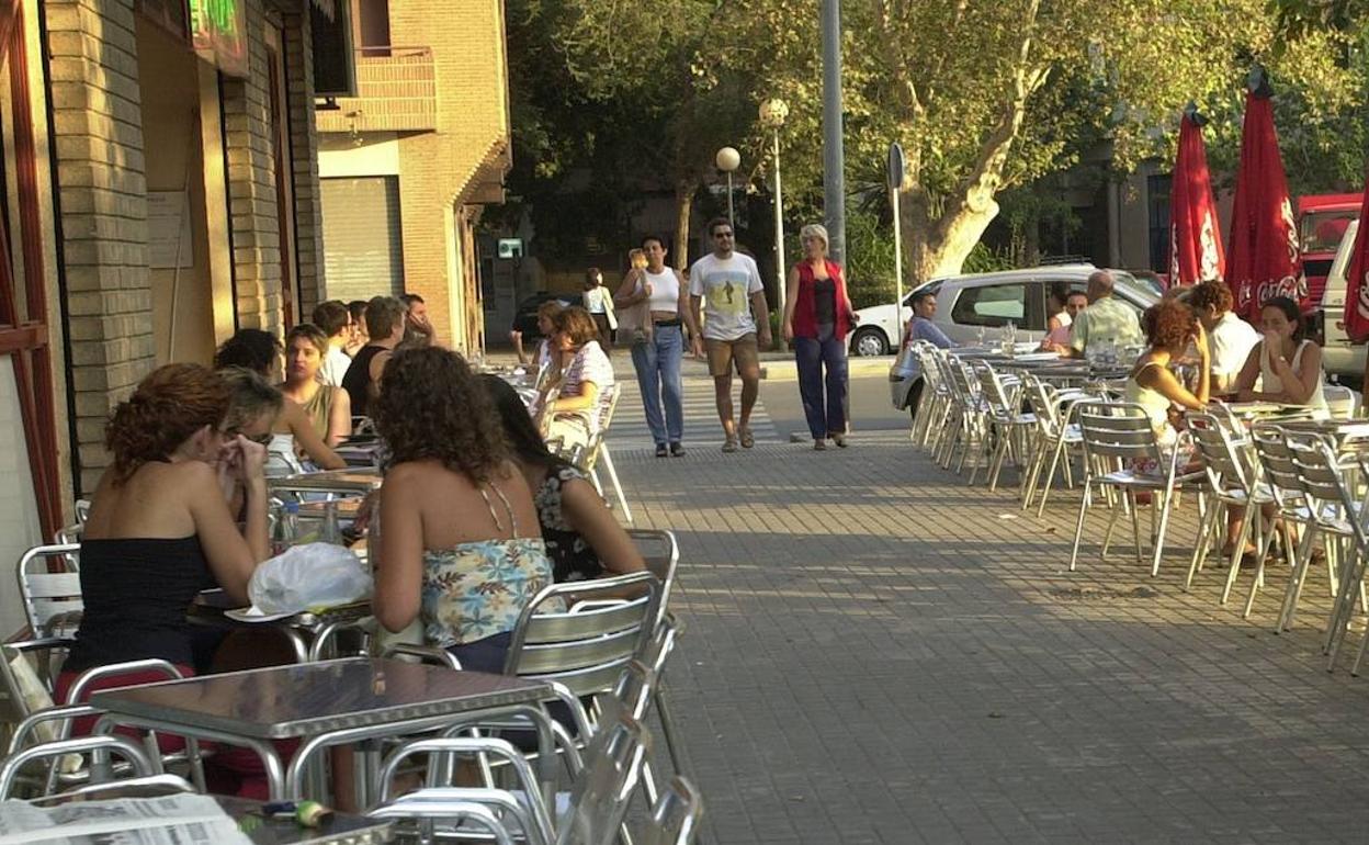 Botellón en Valencia | El Ayuntamiento de Valencia promete inspeccionar más bares y combatir el botellón en la avenida de Aragón