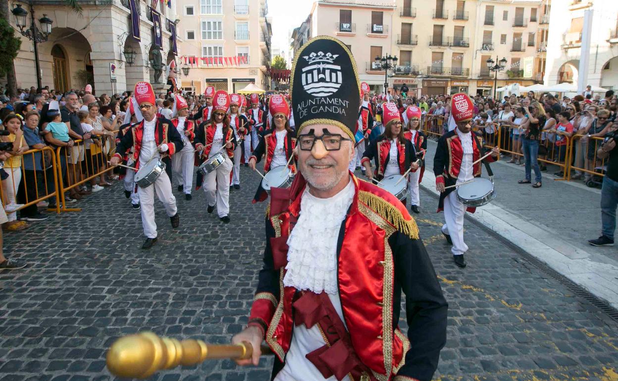 Una banda durante el día del Tio de la Porra de Gandia en unas fiestas antes de la pandemia. 