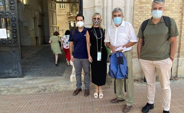 Imagen principal - Vecinos de la avenida de Aragón, en el Ayuntamiento de Valencia. 