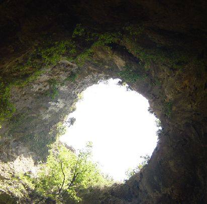 Vista desde el interior de la entrada de la sima del Avenc Ample.