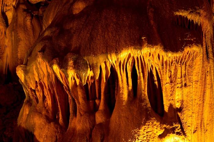 formación de coladas en la Cueva del Rull.