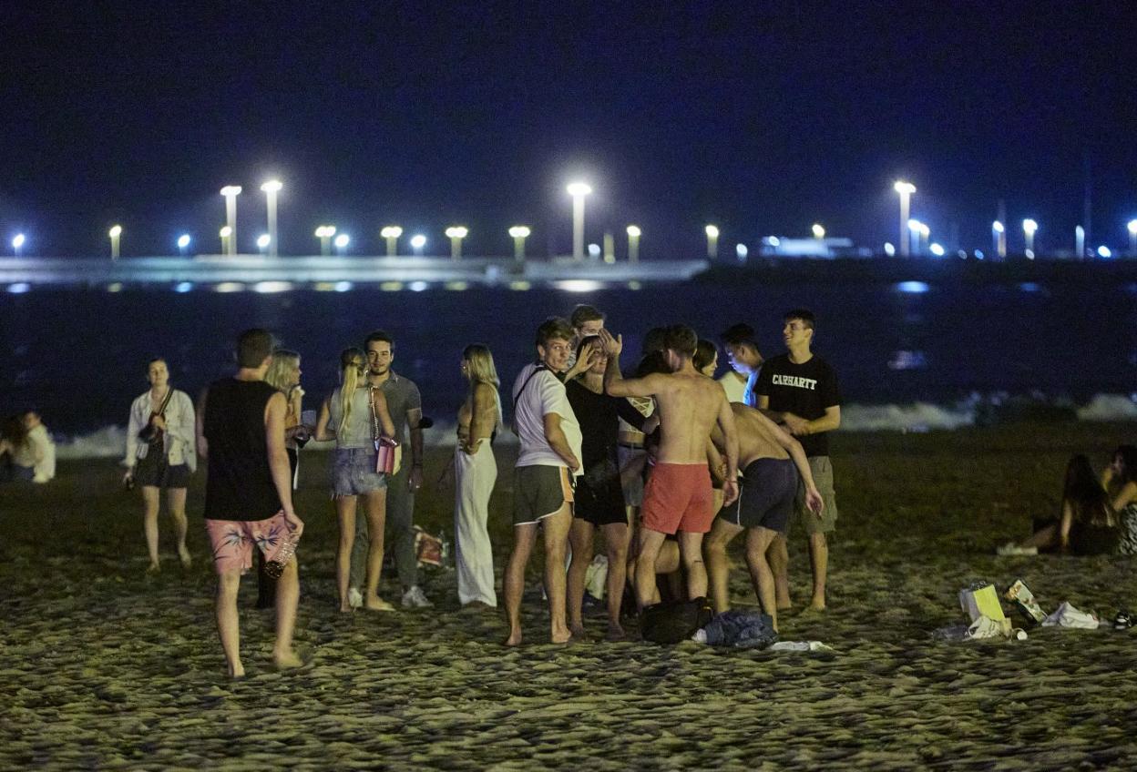 Grupo de jóvenes en la playa del Cabanyal, en una imagen de archivo. iván arlaNDIS