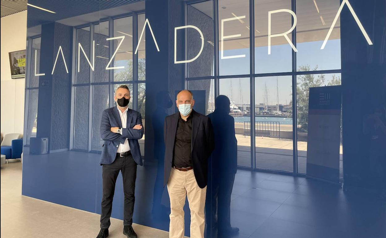 Javier Jiménez, director general de Lanzadera, y de Javier Tebas, presidente de LaLiga, en las instalaciones de Lanzadera.