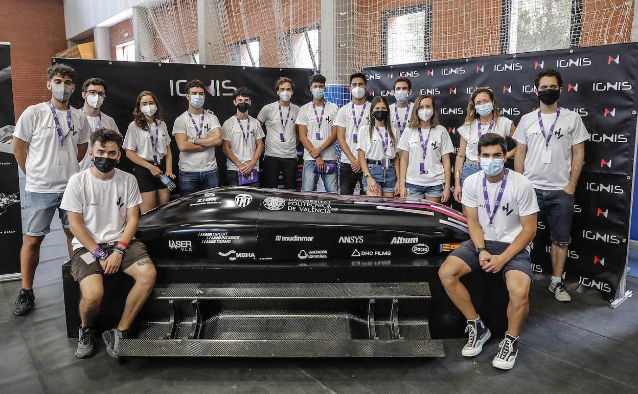 Varios estudiantes posan en la segunda jornada de la European Hyperloop Week (EHW), en el Pabellón de Deportes de la Universitat Politècnica de Valencia (UPV).