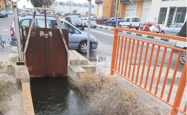 Uno de los tramos descubiertos de la acequia que discurre por delante de las fincas. 