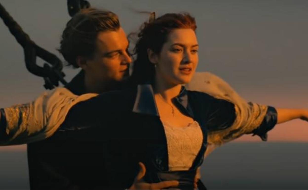 La popular escena de 'Titanic', con los protagonistas en la proa del barco.