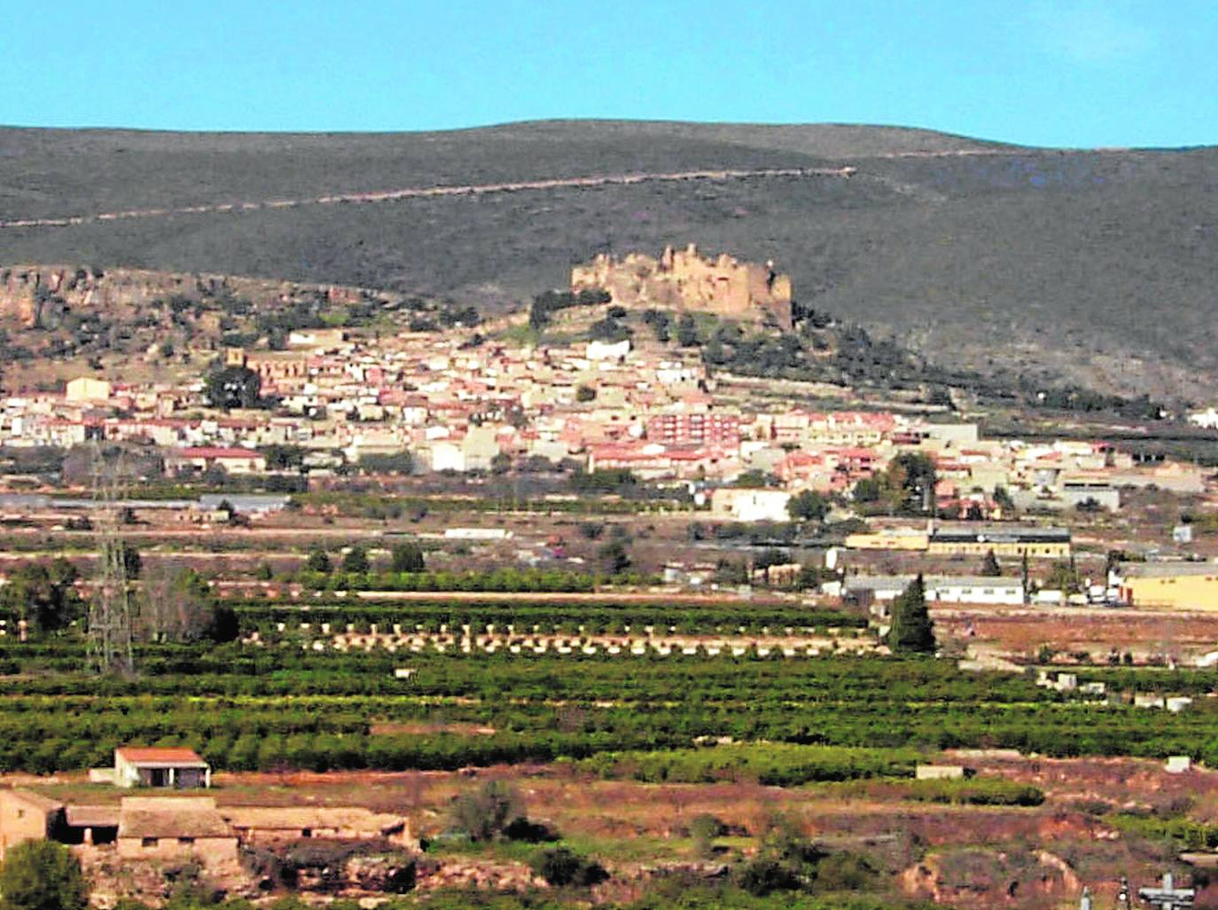La línea de alta tensión pasaría por detrás del castillo de Montesa, al fondo de la imagen. 