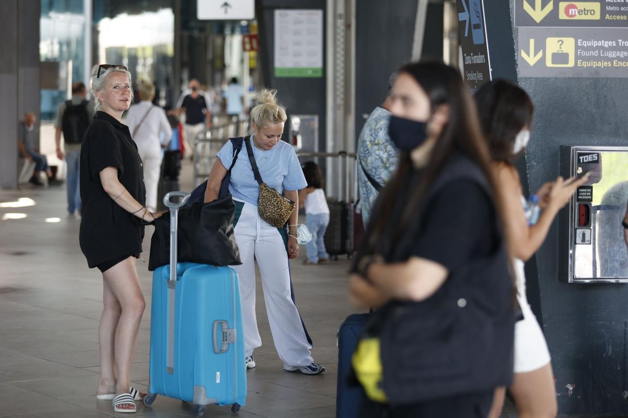 Tránsito de pasajeras, ayer, en el aeropuerto valenciano de Manises. jesús signes