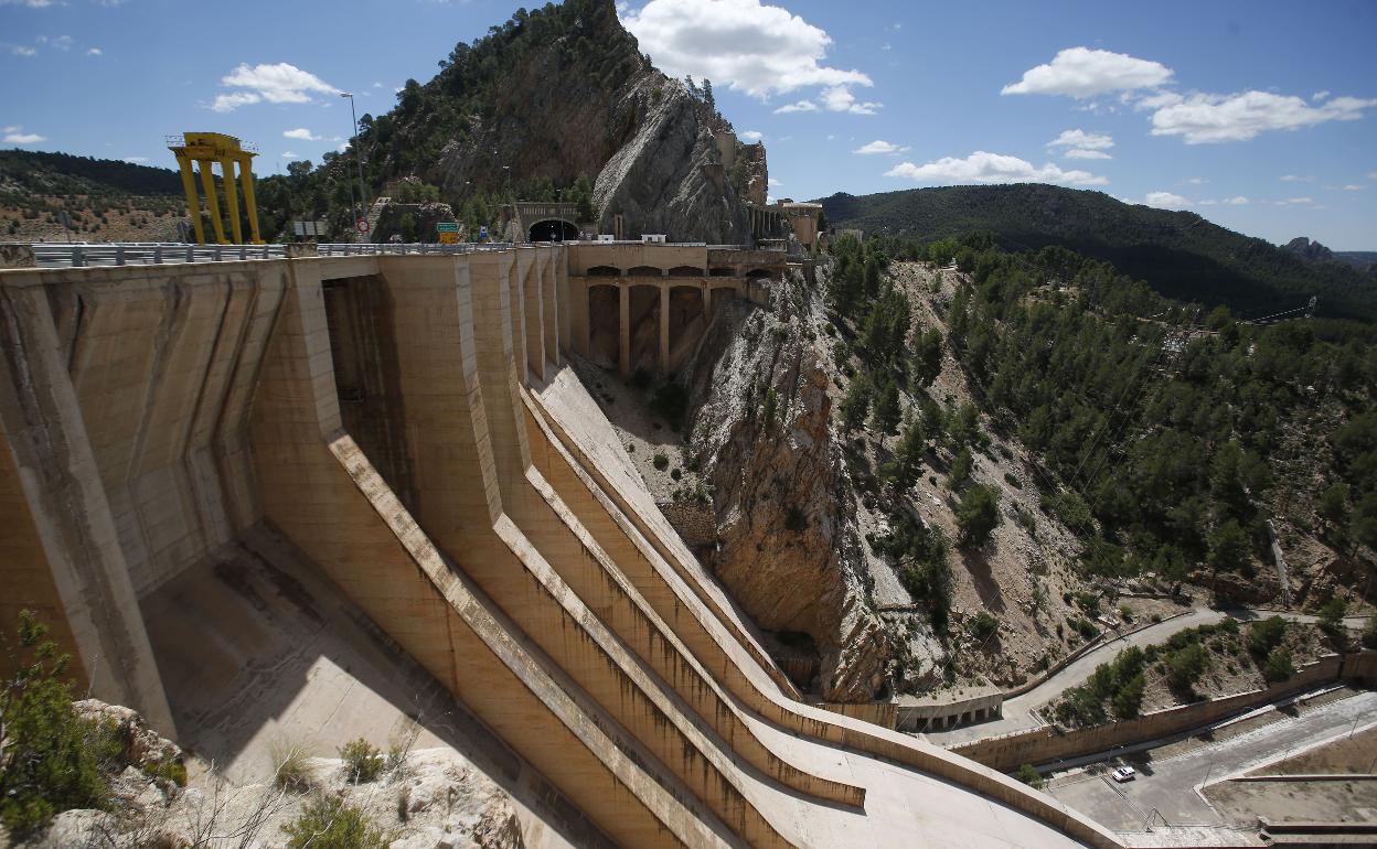 Las compuertas del embalse de Alarcón en Cuenca. 