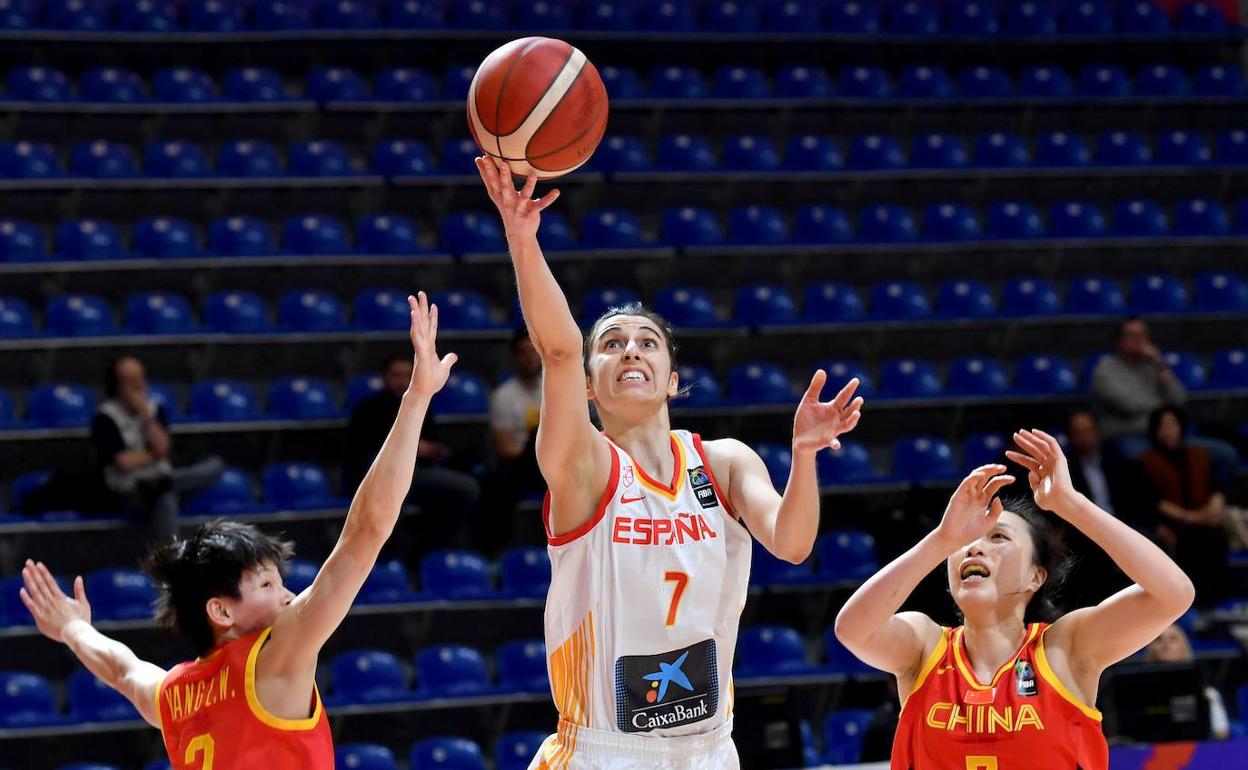 Alba Torrens lanza a canasta durante un partido ante China. 