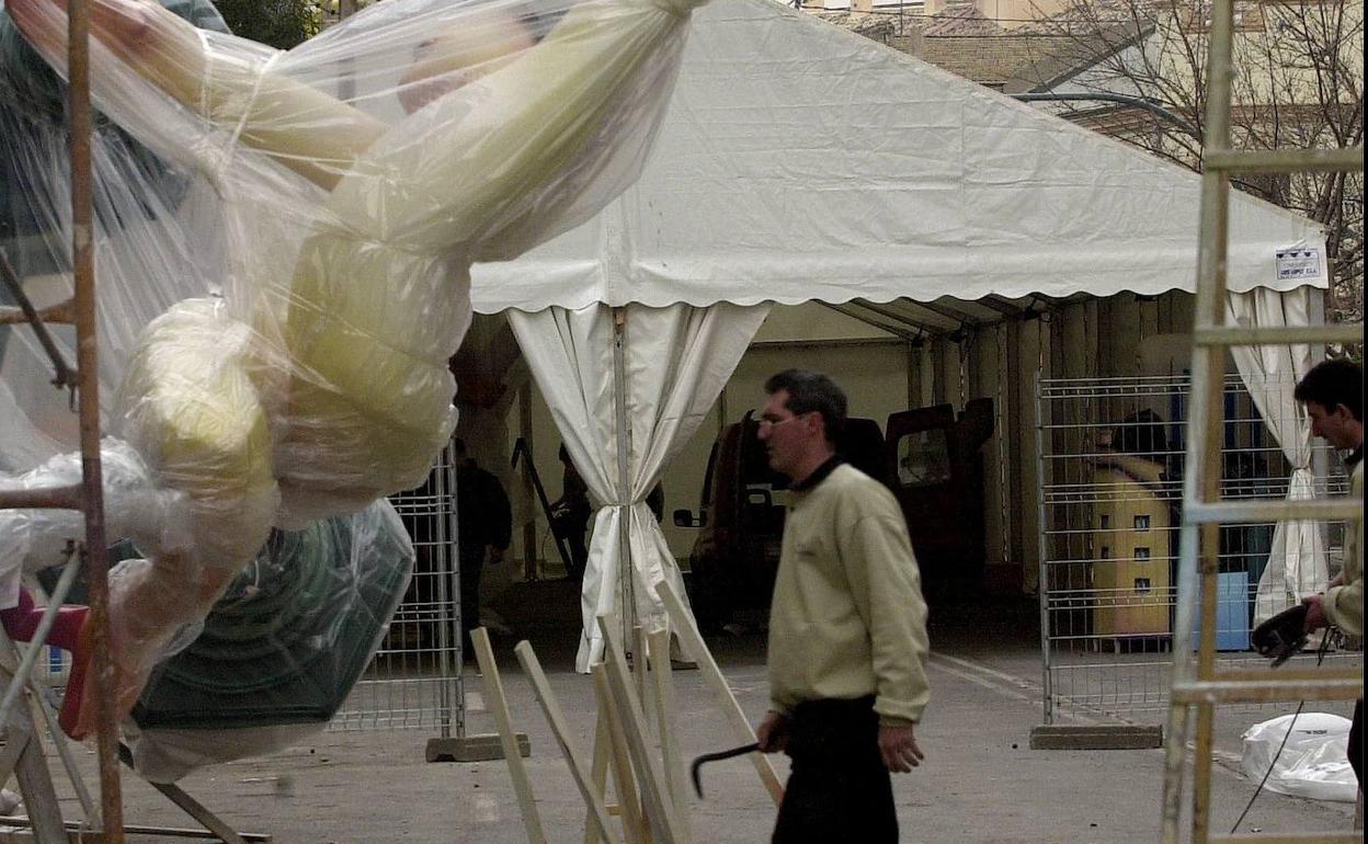 Imagen de archivo de una carpa fallera. 