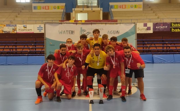 Imagen principal - El equipo cadete, abajo el alevín en un calentamiento y como campeones provinciales. 