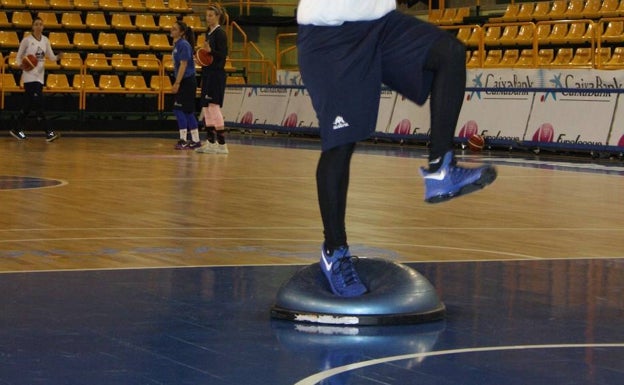 El bosu es indispensable en entrenamientos de la élite del baloncesto y fútbol. 