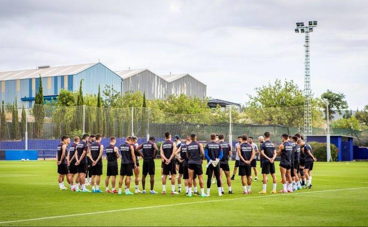 Levante UD | La plantilla del Levante se vacuna antes de embarcarse en su carrusel de amistosos