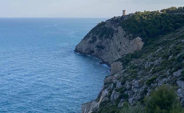 Vistas de la Torre Badum y de los acantilados de Alcossebre. 