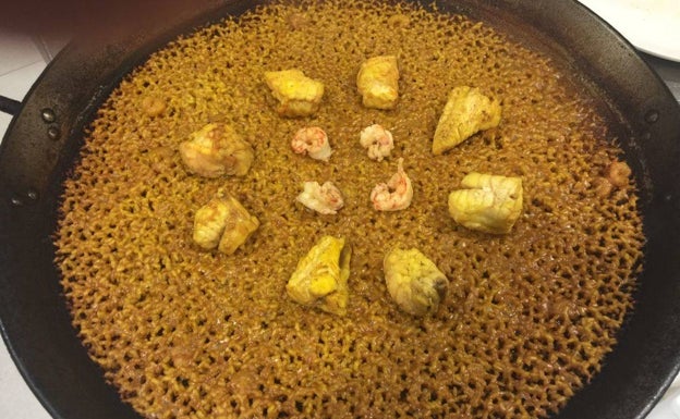 Imagen principal - Arroz de rape, rollitos de sardina marinada con albahaca y ralladura de lima y loritos.