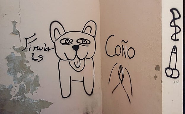 Pintadas en la fachada del Auditori municipal de Guadassuar. 