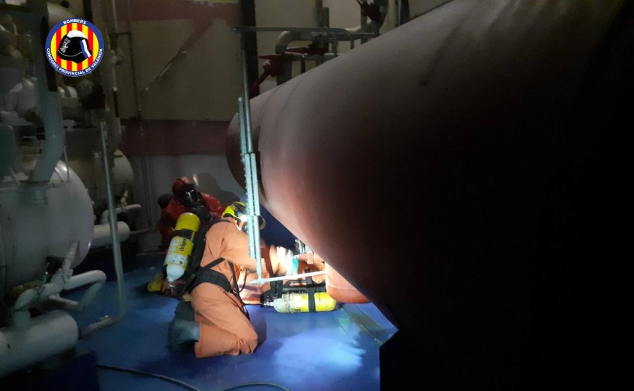 Momento en el que los bomberos intentan detener la fuga en la fábrica de hielo.