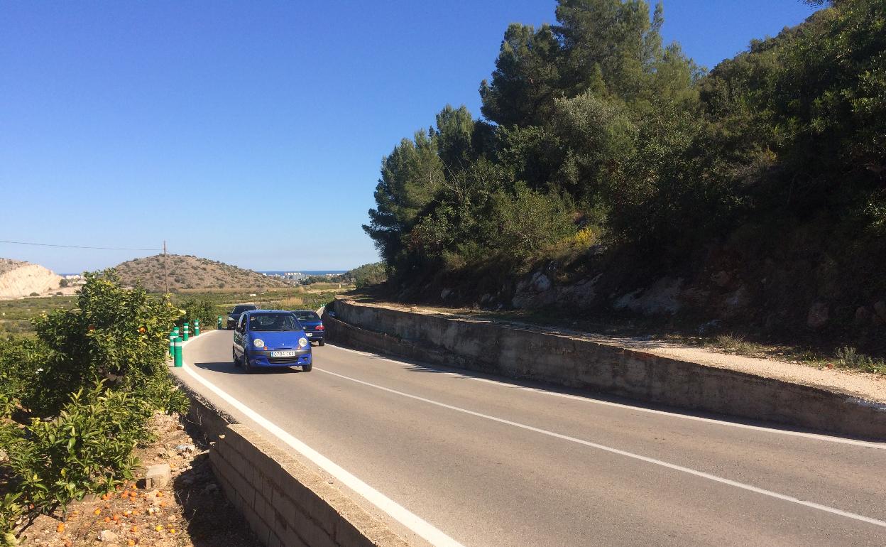 Una de las curvas del Camí d'Oliva de La Font, donde se aprecia el desnivel y la falta de arcenes. 