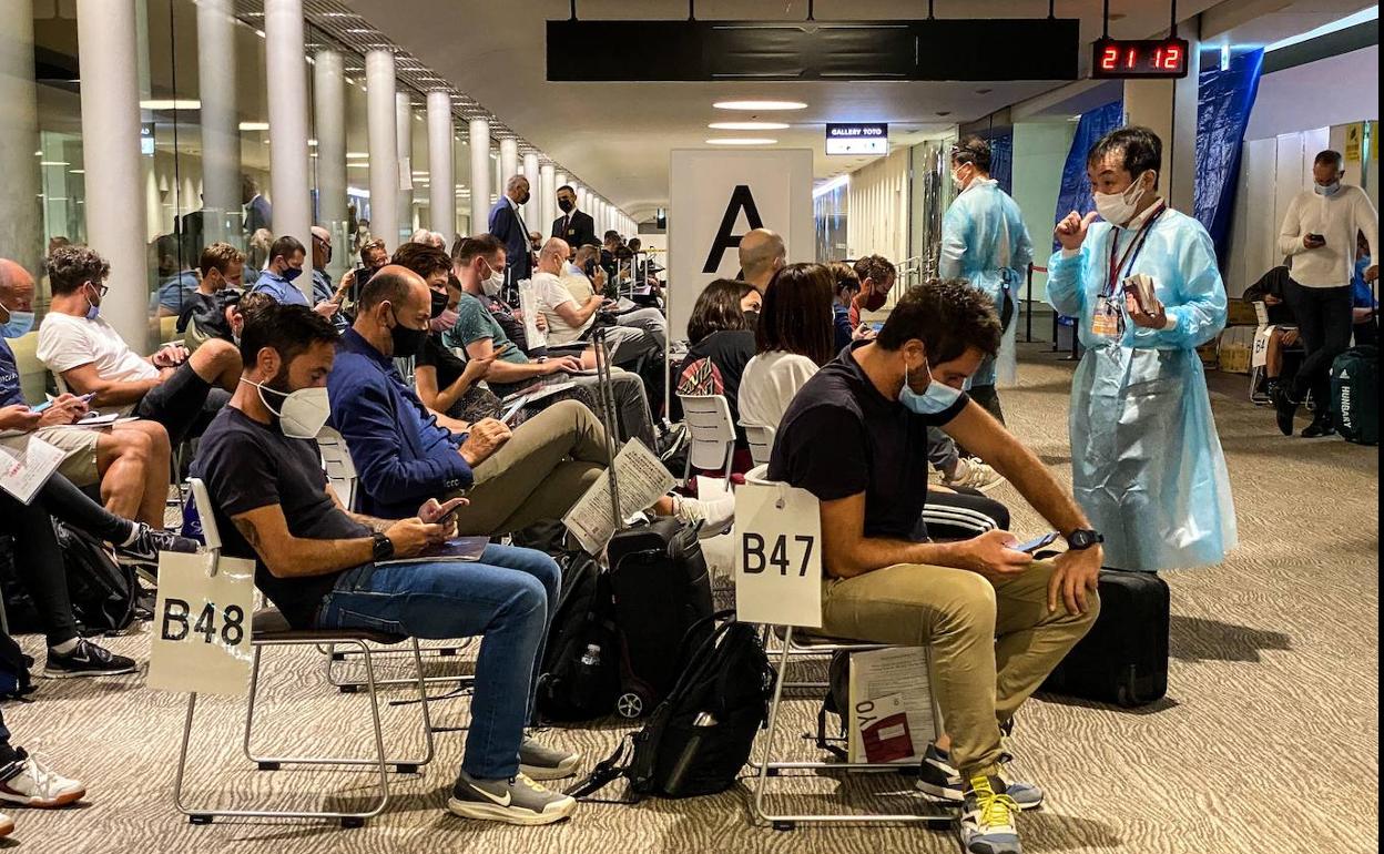 Periodistas esperando a resolver trámites en el aeropuerto. 