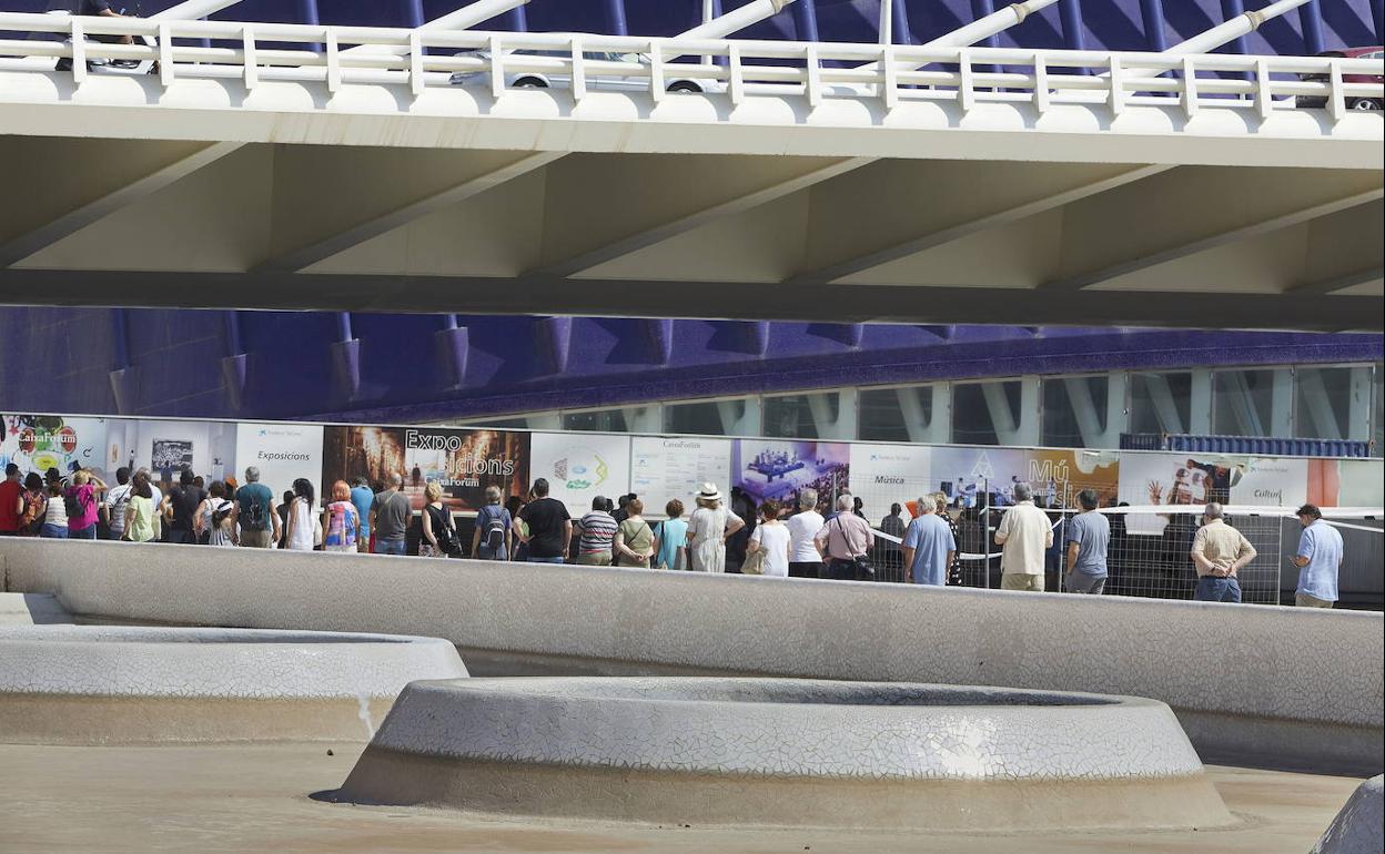 Cola de citados en la Ciudad de las Artes y las Ciencias para administrarles la vacuna contra el Covid-19.