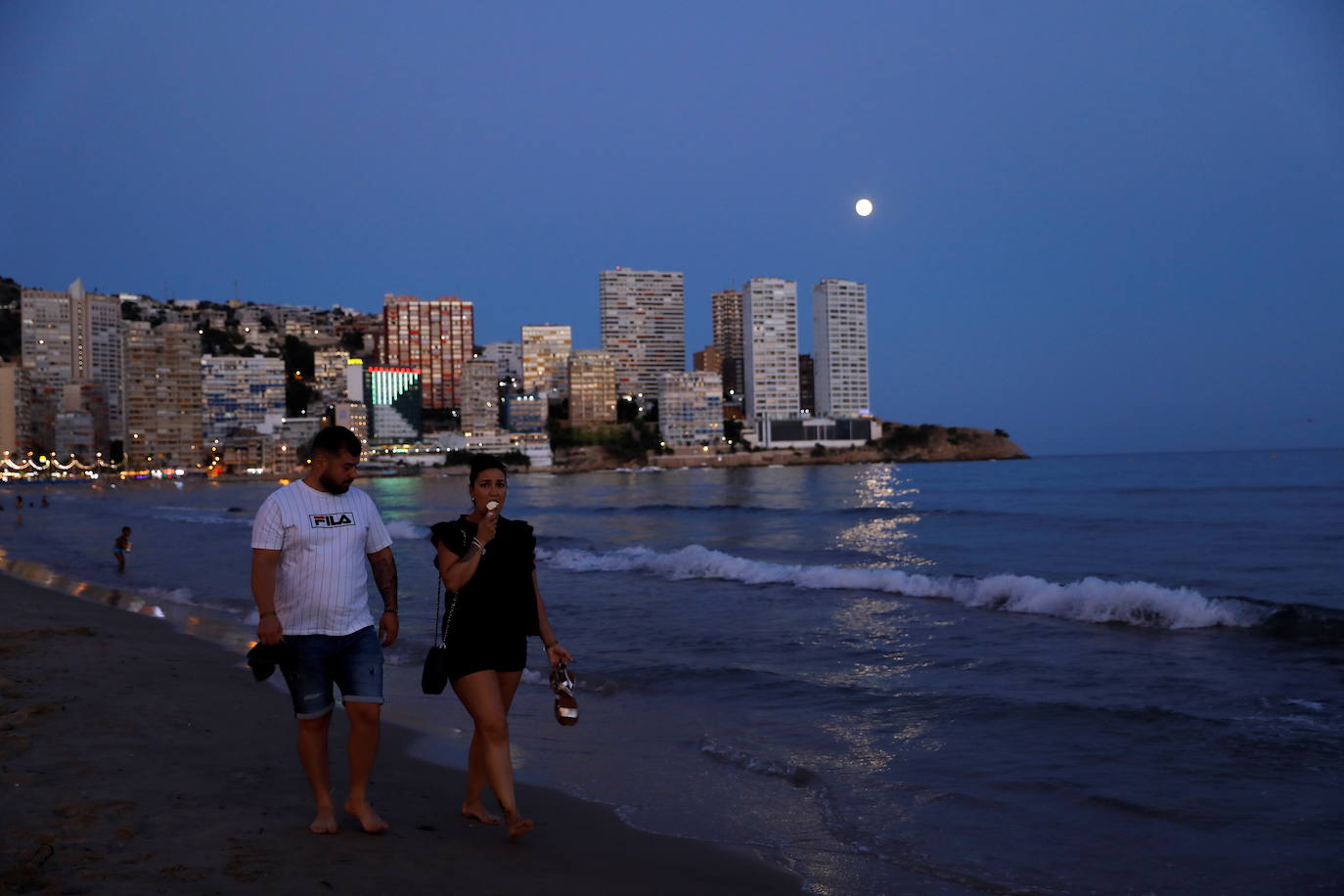 Finales de julio y mucho calor en Benidorm. Menos turistas de lo normal por culpa del Covid. Predominan los visitantes nacionales y algunos británicos se dejan ver por los lugares de ocio habituales. A partir del lunes, toque de queda, como en otros 76 municipios de la Comunitat Valenciana. 