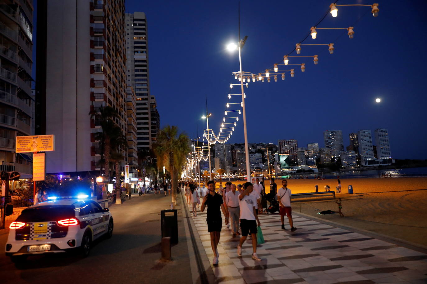 Finales de julio y mucho calor en Benidorm. Menos turistas de lo normal por culpa del Covid. Predominan los visitantes nacionales y algunos británicos se dejan ver por los lugares de ocio habituales. A partir del lunes, toque de queda, como en otros 76 municipios de la Comunitat Valenciana. 