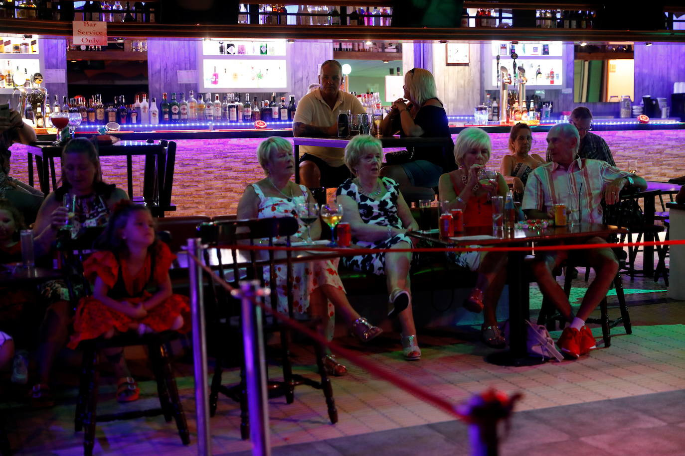 Finales de julio y mucho calor en Benidorm. Menos turistas de lo normal por culpa del Covid. Predominan los visitantes nacionales y algunos británicos se dejan ver por los lugares de ocio habituales. A partir del lunes, toque de queda, como en otros 76 municipios de la Comunitat Valenciana. 